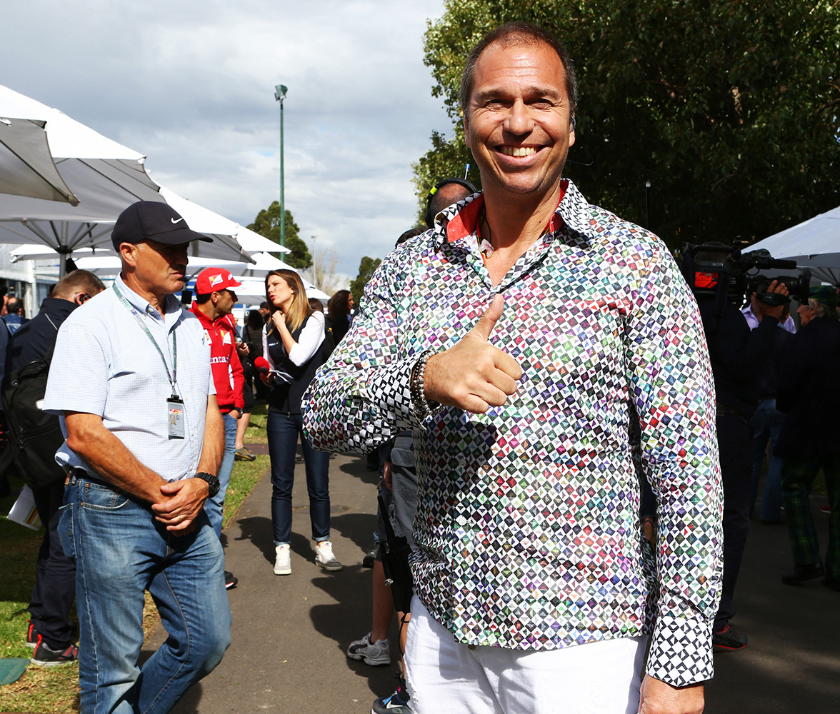 Kai Ebel lleva la camisa SOJOURNER VIVID de GERMENS