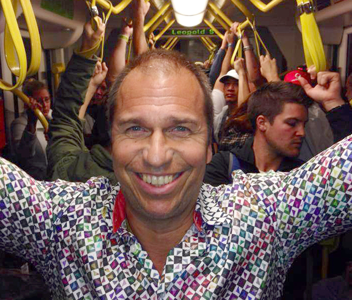 Kai Ebel lleva la camisa SOJOURNER VIVID de GERMENS
