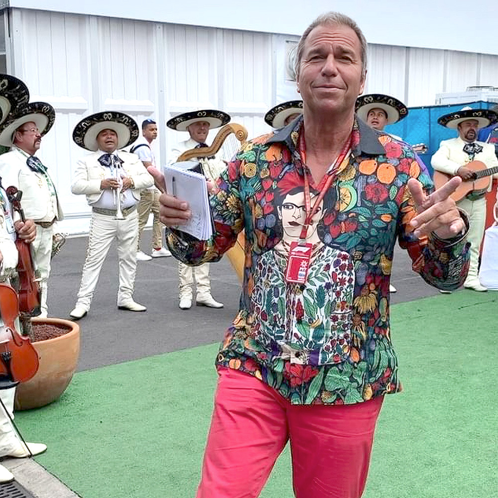 Kai Ebel lleva la camisa BLUMEN MEXICOS de GERMENS