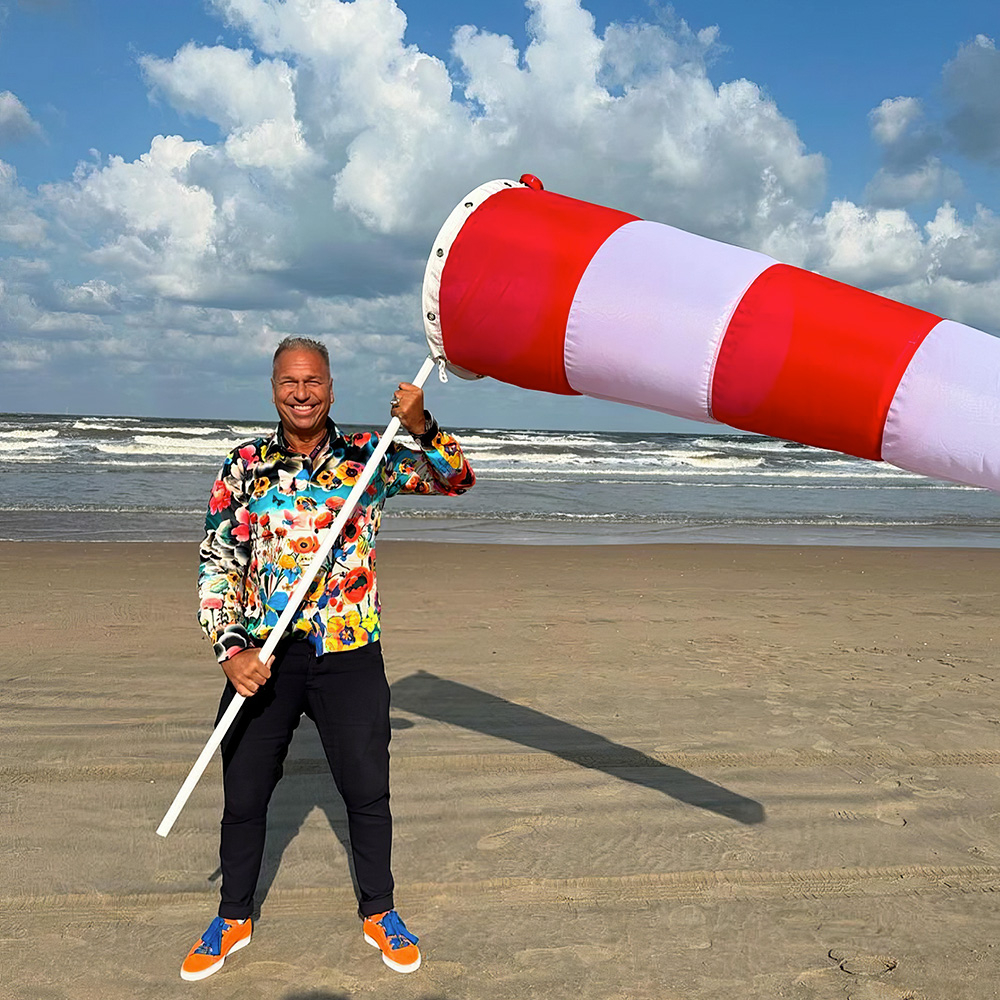 Kai Ebel lleva la camisa FLOWERDREAMS de GERMENS