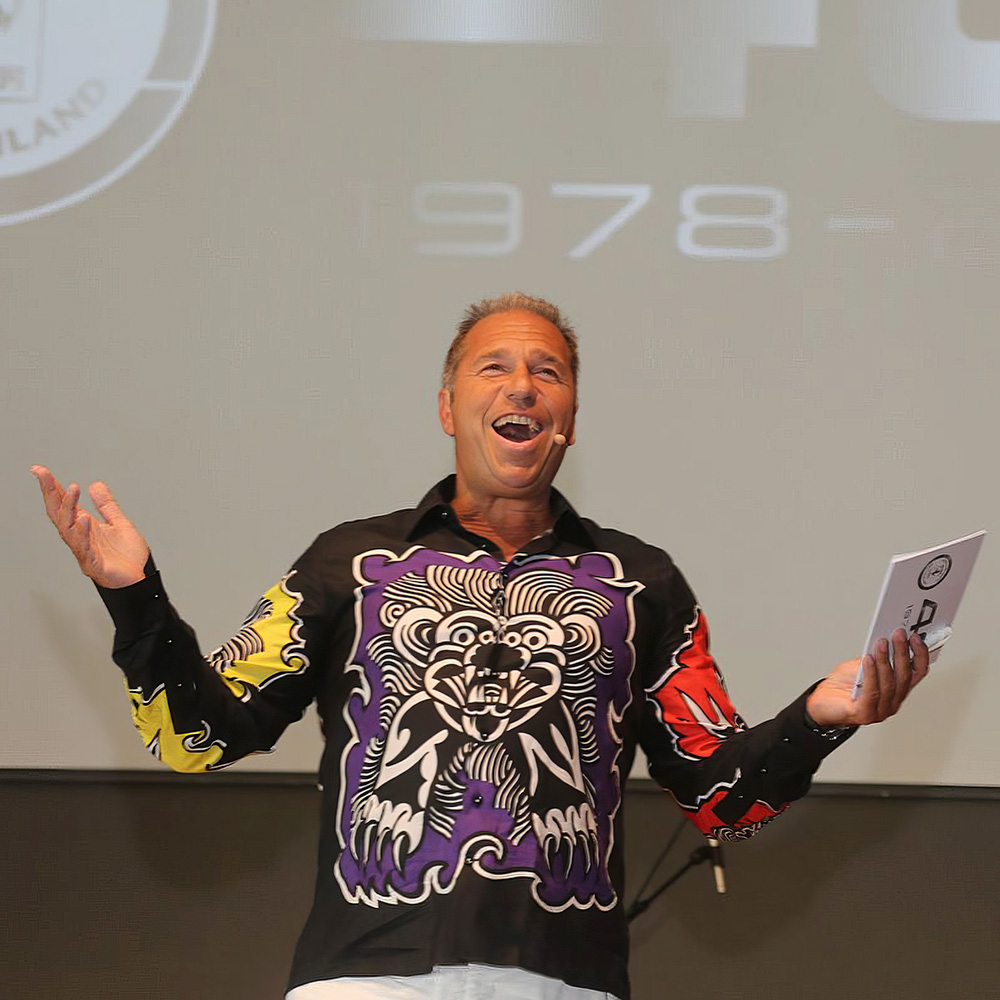 Kai Ebel lleva la camiseta de GERMENS «FÜRCHTE DICH NICHT»