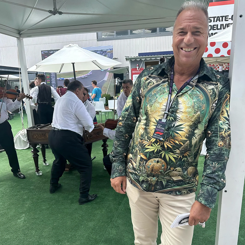 Kai Ebel lleva la camisa MARY JANE de GERMENS