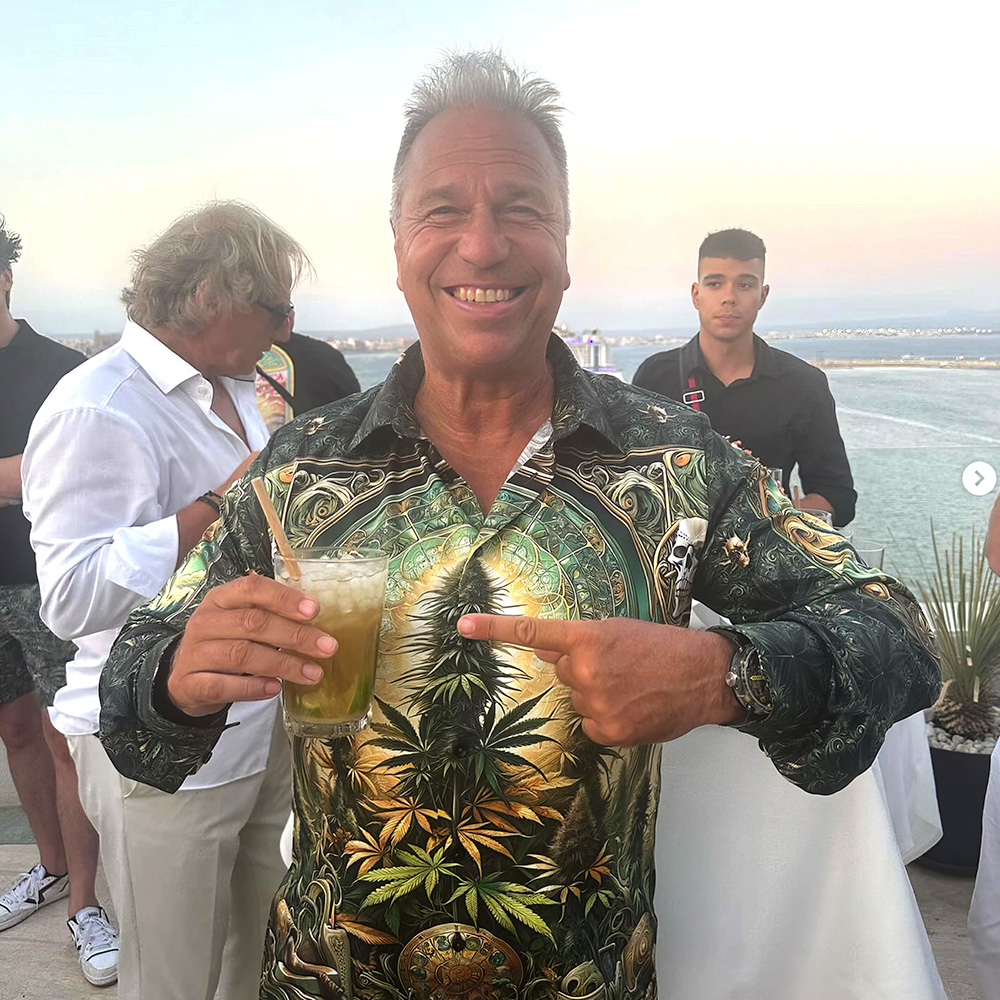 Kai Ebel lleva la camisa MARY JANE de GERMENS