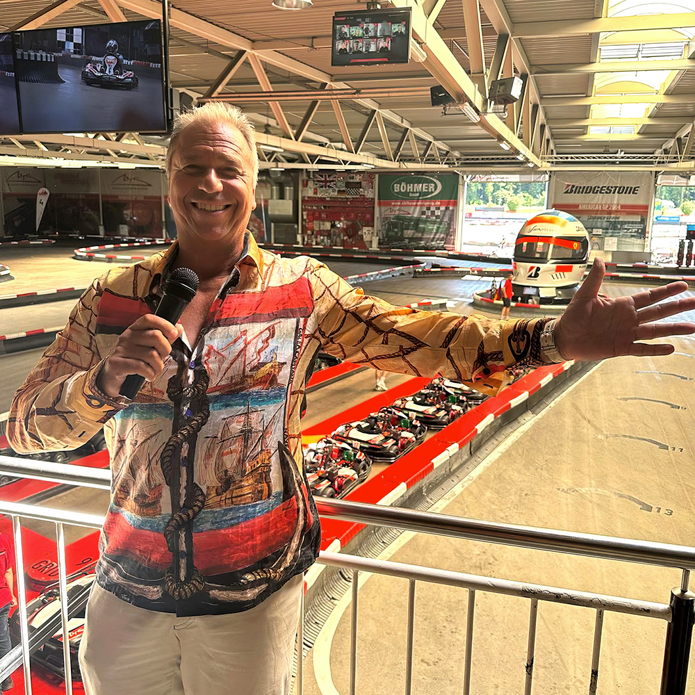 Kai Ebel lleva la camisa NAVES de GERMENS