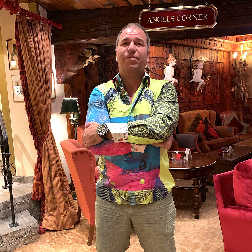 Kai Ebel lleva una camisa de GERMENS PINK MARTINI