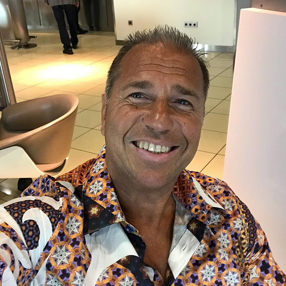 Kai Ebel lleva la camisa SOL ORIENS de GERMENS