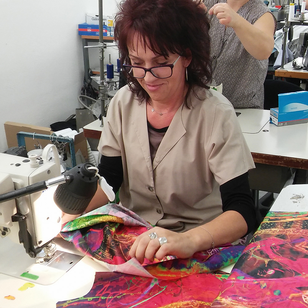 Camisas y blusas confeccionadas en una empresa familiar