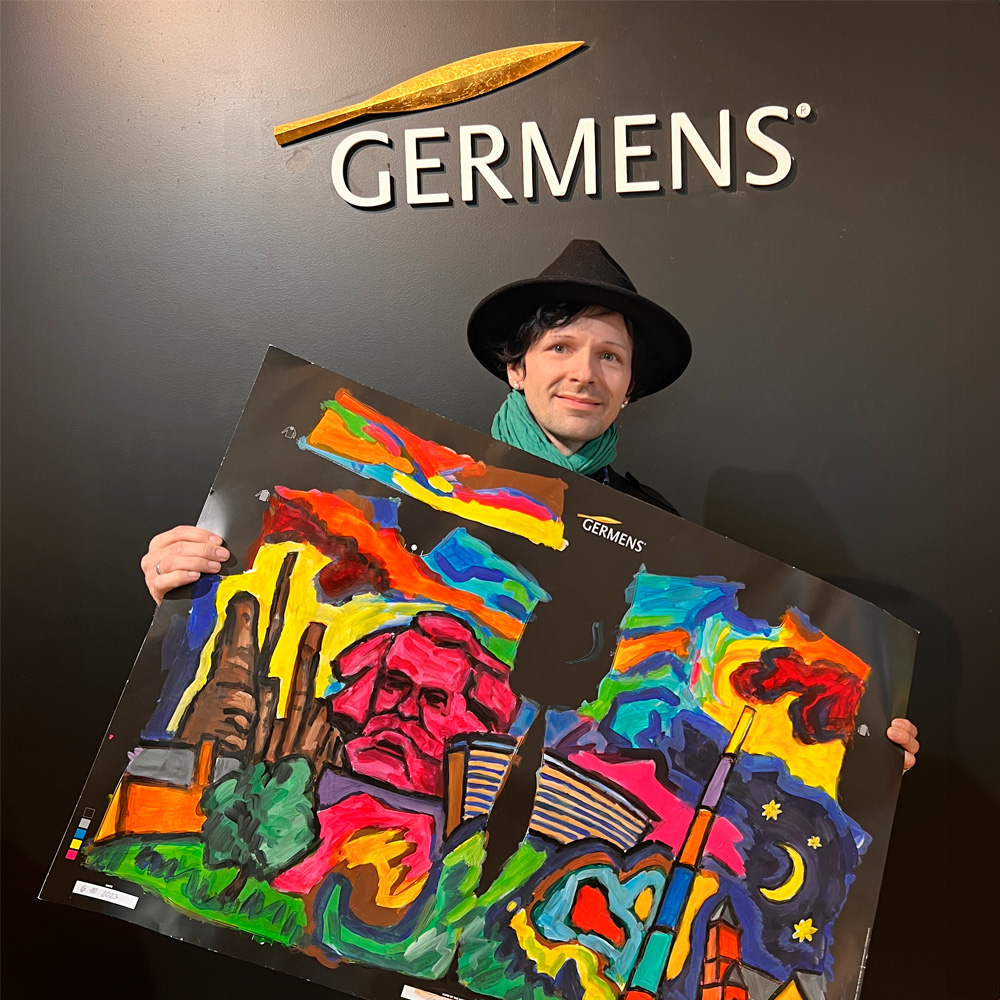 El artista Arte di Silvio con la camiseta pintada con el diseño «WELCOME CHEMNITZ 2025»