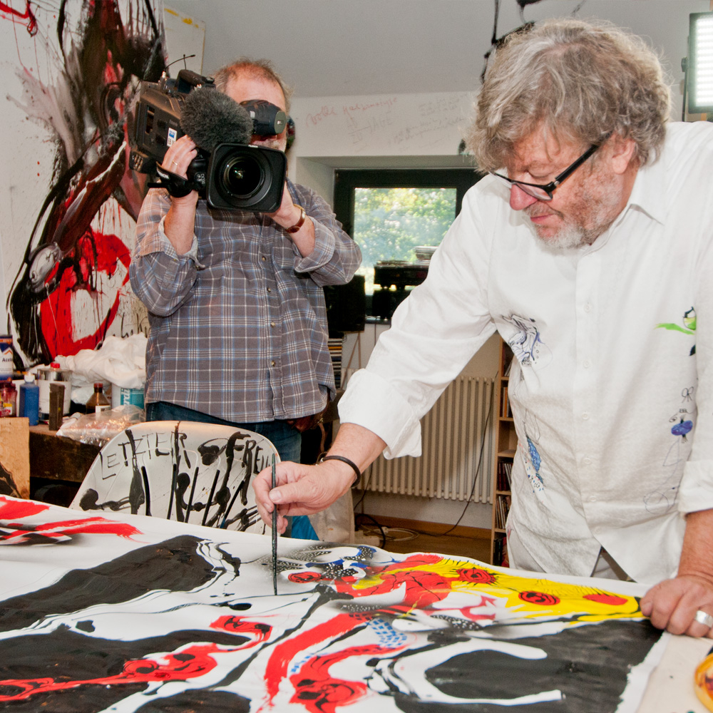 El artista Gregor-T. Kozik pinta la plantilla de la camiseta AIFAM