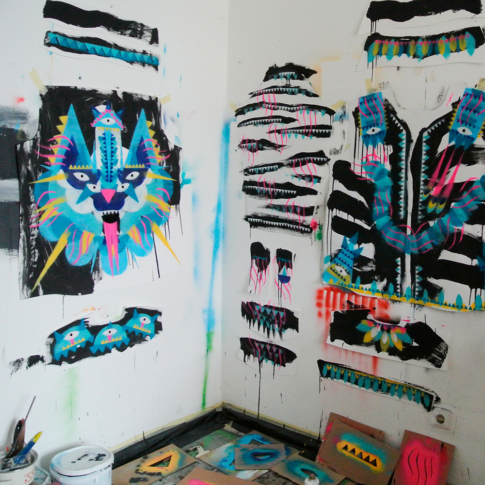 Una mirada al estudio de la artista Anett Bauer con el diseño de la camiseta MUAHT COUTURE