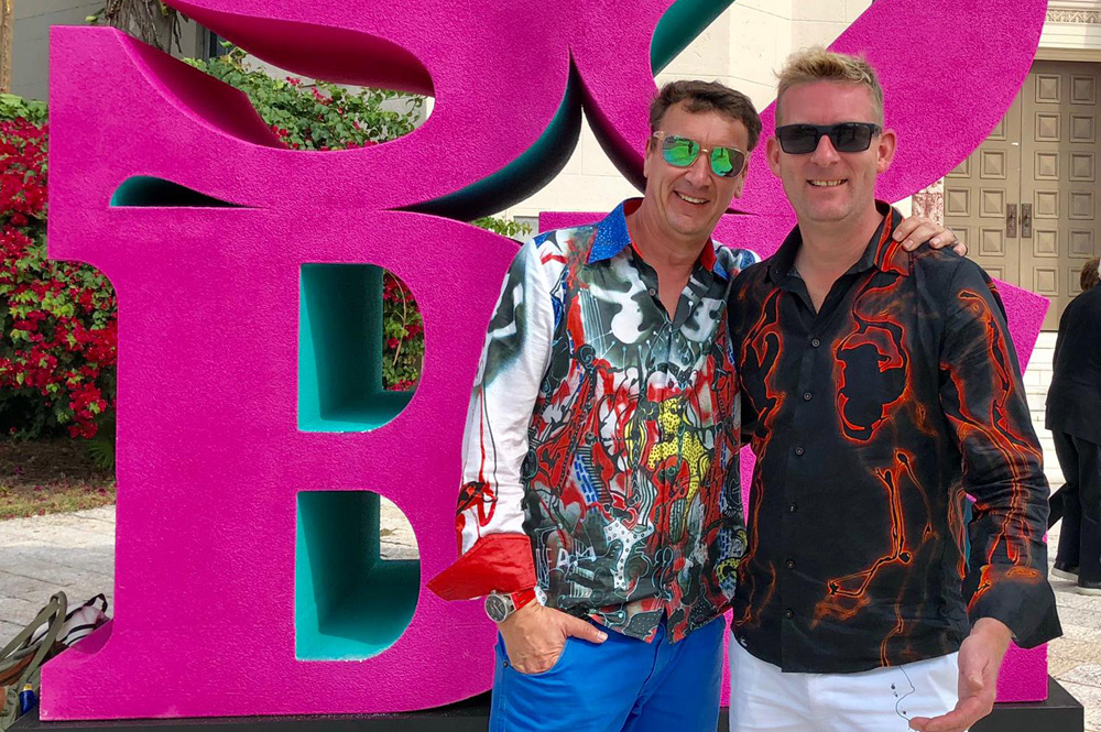 René König y Kai Schmidt en Miami Beach con las camisetas de AIFAM y LAVA