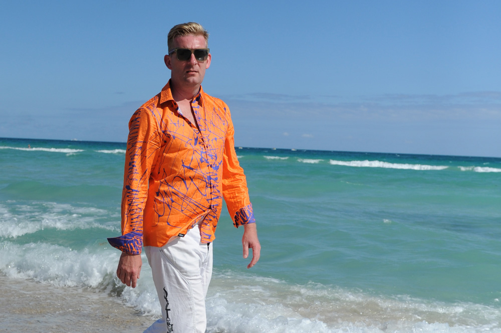 René König en Miami Beach con la camiseta DENADA ORANGE