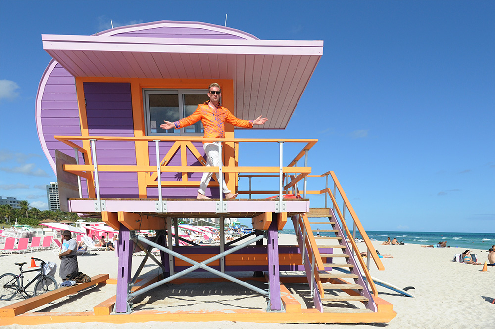 René König en Miami Beach con la camiseta DENADA ORANGE