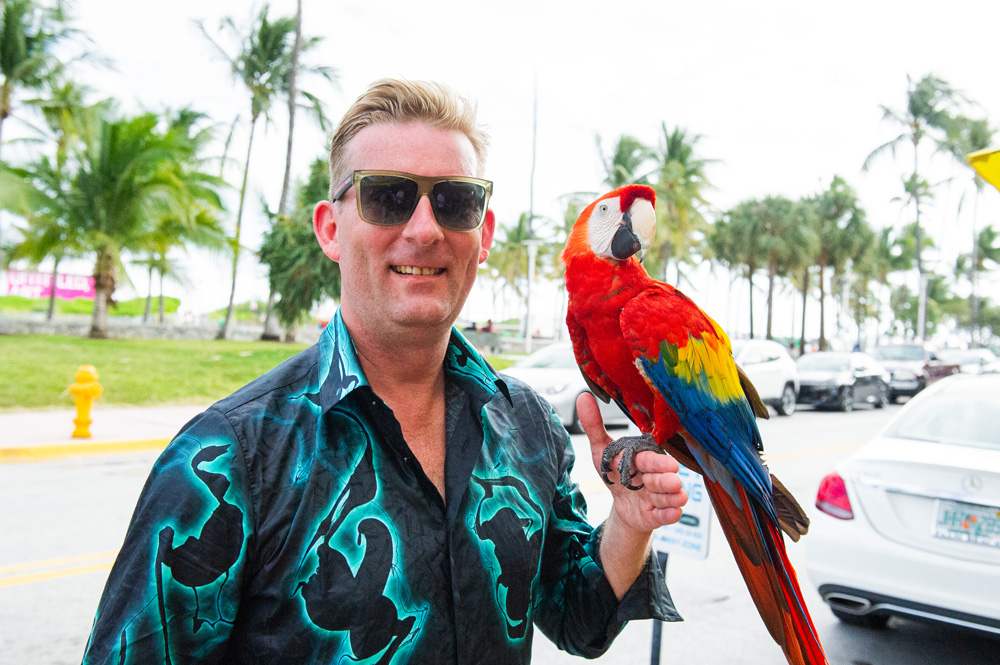 René König en Miami Beach con una camisa de KALLAINOS