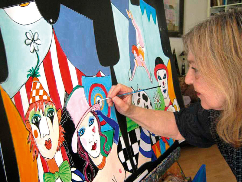Las artistas crean diseños para los productos de GERMENS