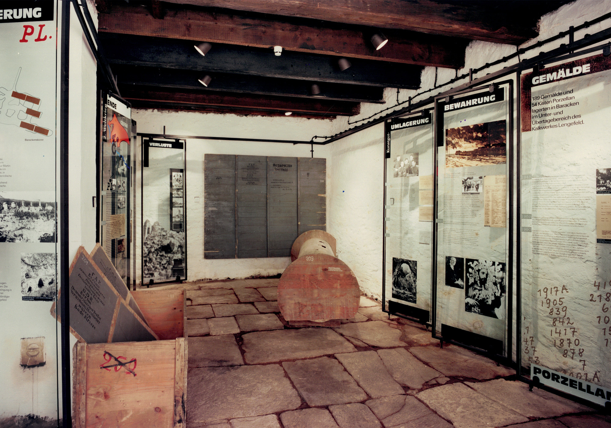 Exposición sobre el almacenamiento de pinturas por parte de los nazis durante la Segunda Guerra Mundial en el Museo Kalkwerk de Lengefeld, en los Montes Metálicos