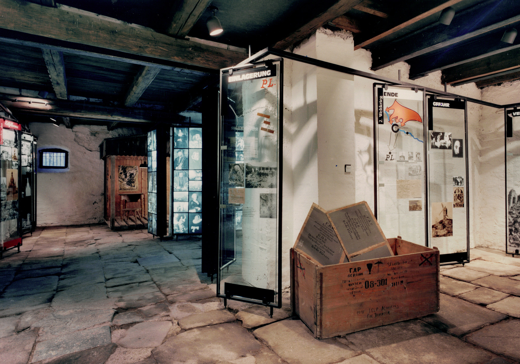 Exposición sobre el almacenamiento de pinturas por parte de los nazis durante la Segunda Guerra Mundial en el Museo Kalkwerk de Lengefeld, en los Montes Metálicos