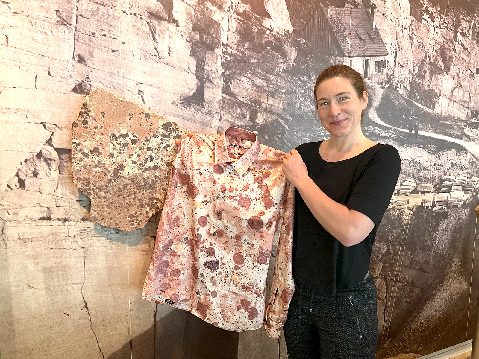 El Dr. Thorid Zierold sostiene la camisa PORPHYR CHEMNITZ en el Museo de Historia Natural de Chemnitz, junto a la pieza original 