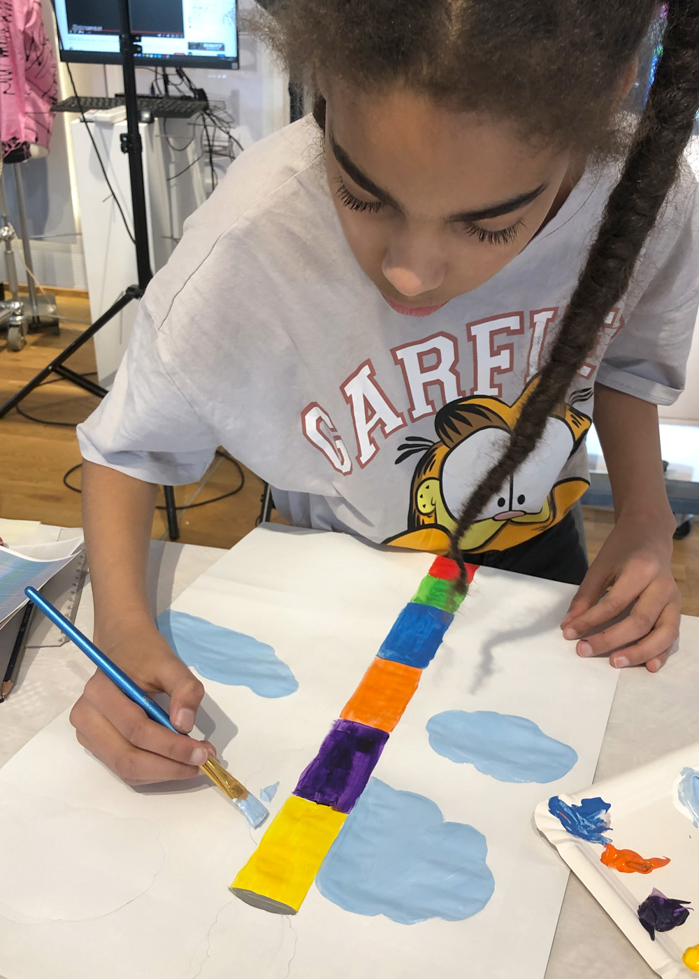 Una niña pinta el colorido puente «Esse» a partir de una foto, como parte del proyecto «Los edificios de Chemnitz se convierten en obras de arte que se pueden llevar encima»