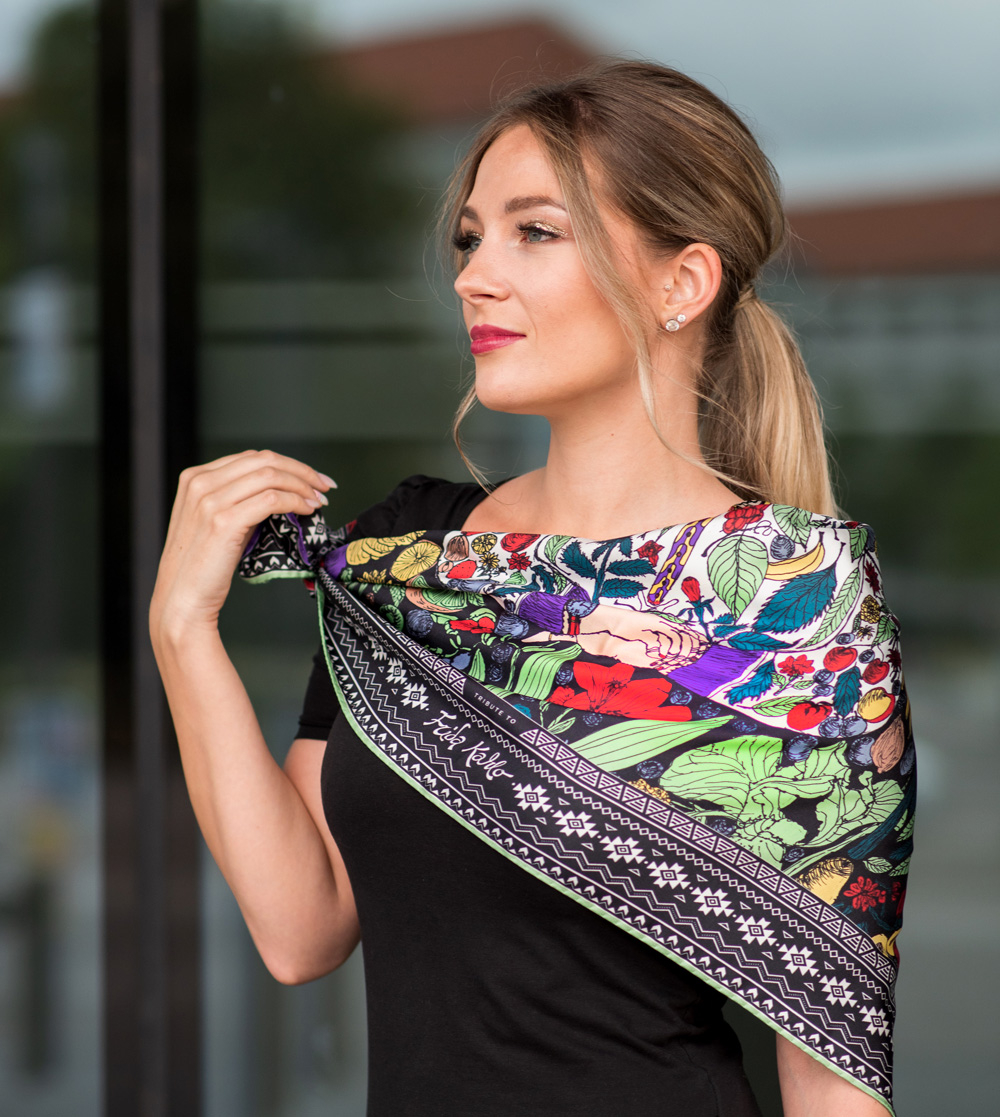 Pañuelo de seda «FLORES DE MÉXICO» de GERMENS artfashion, diseñado por Daniel Schoa, del Atelier Blau