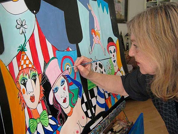 El artista pinta el diseño basándose en los cortes de la ropa de GERMENS
