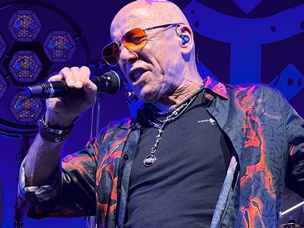 El músico Toni Krahl lleva camisetas de GERMENS en el escenario