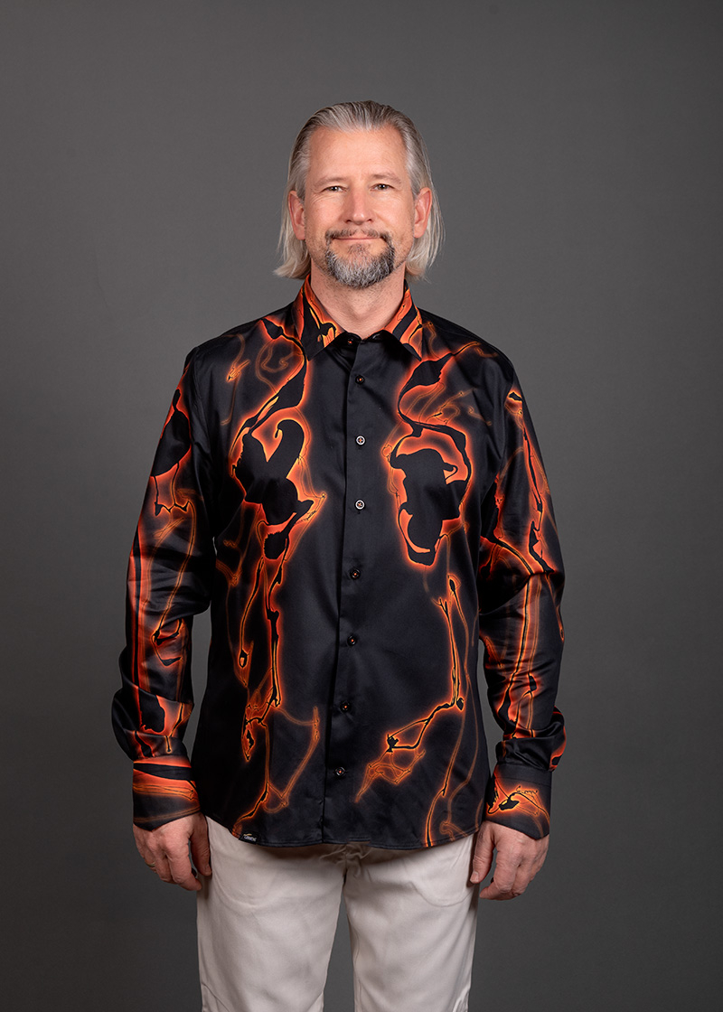 Camisa negra de manga larga LAVA de GERMENS artfashion