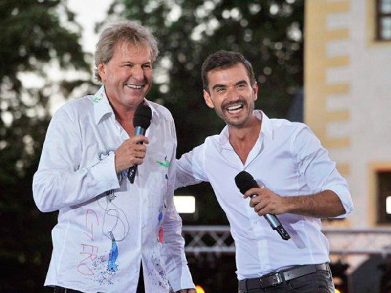 El famoso cantante de música pop Bernhard Brink presenta en 2016 en la cadena mdr el programa musical «Die besten Hits aller Zeiten» y luce la camisa roja ALPHA CENTAURI RED de GERMENS artfashion