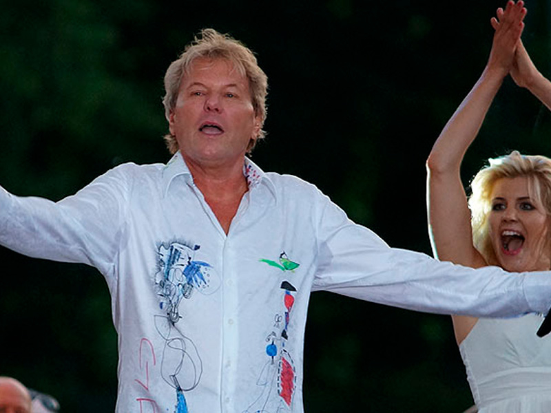El famoso cantante de música pop Bernhard Brink luce la camisa blanca GERO & GREGOR de GERMENS artfashion en un concierto en el castillo de Klaffenbach