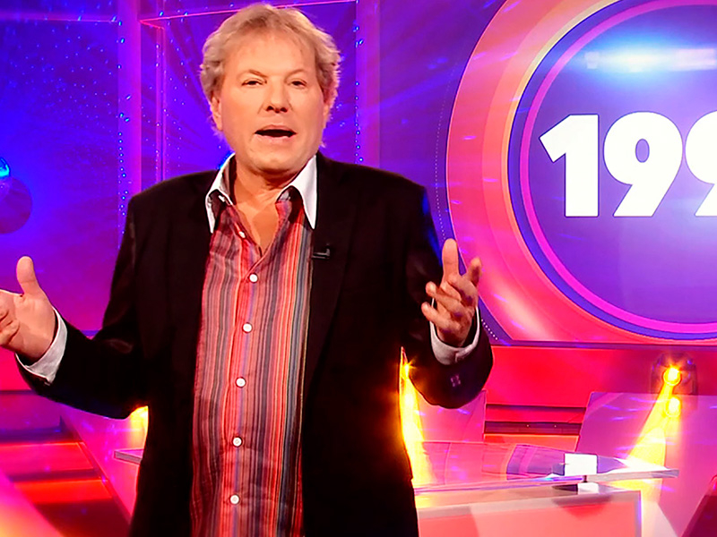 El famoso cantante de música pop Bernhard Brink presenta en 2016 en la cadena mdr el programa musical «Die besten Hits aller Zeiten» y luce la camisa roja ALPHA CENTAURI RED de GERMENS artfashion