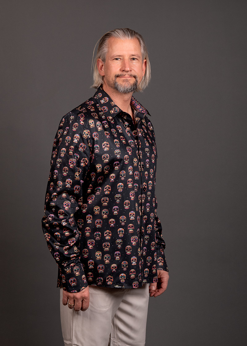 Camisa negra de hombre con calaveras mexicanas - MUERTE BRILLANTE de GERMENS artfashion - 100 % algodón - Fabricada en Alemania