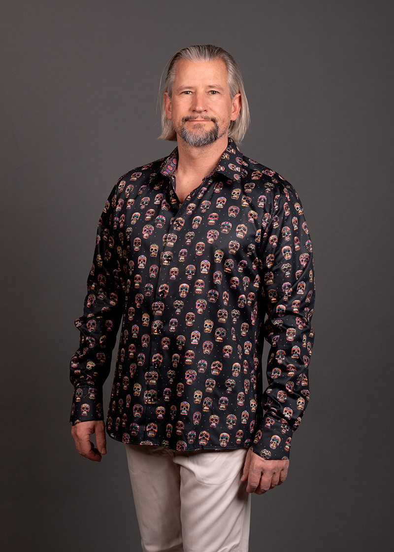 Camisa negra de hombre con calaveras mexicanas - MUERTE BRILLANTE de GERMENS artfashion - 100 % algodón - Fabricada en Alemania