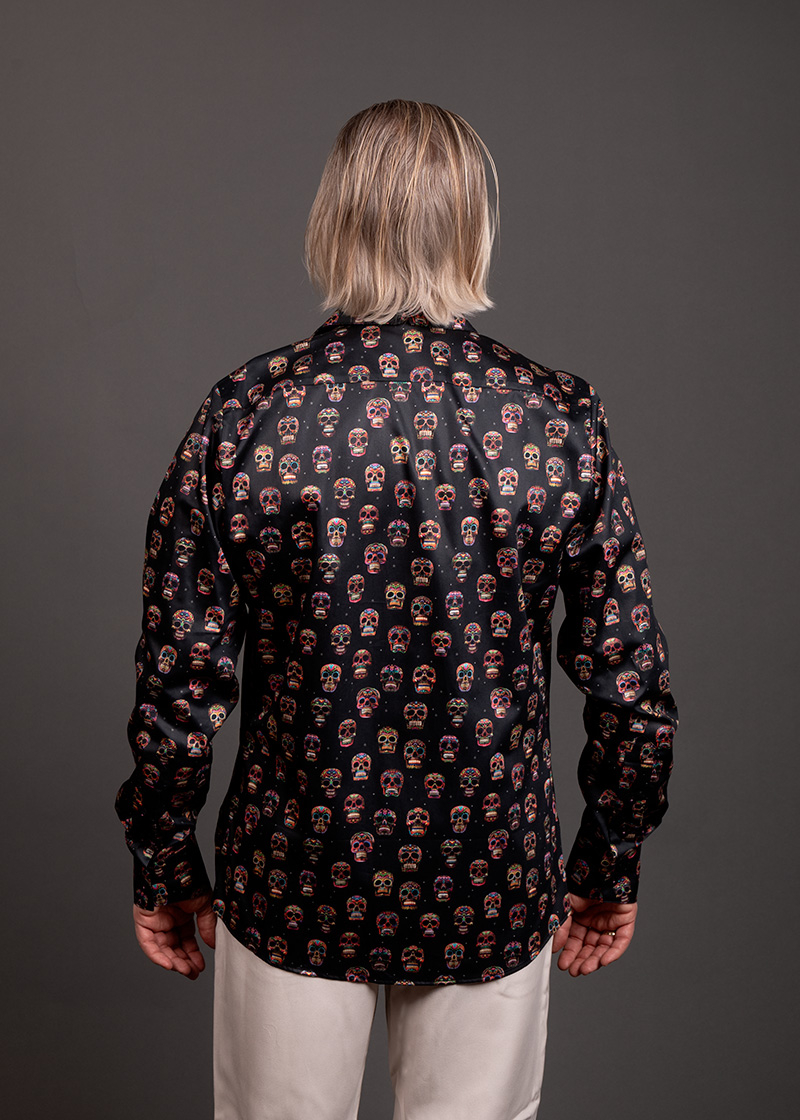 Camisa negra de hombre con calaveras mexicanas - MUERTE BRILLANTE de GERMENS artfashion - 100 % algodón - Fabricada en Alemania