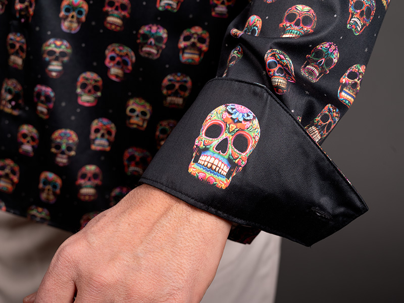 Camisa negra de hombre con calaveras mexicanas - MUERTE BRILLANTE de GERMENS artfashion - 100 % algodón - Fabricada en Alemania