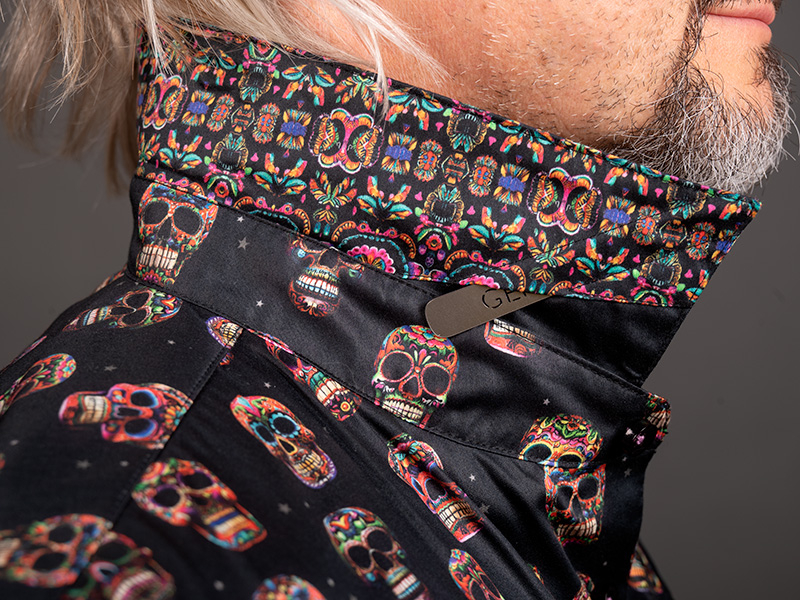 Camisa negra de hombre con calaveras mexicanas - MUERTE BRILLANTE de GERMENS artfashion - 100 % algodón - Fabricada en Alemania