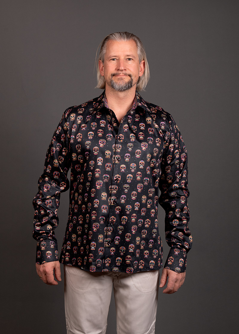 Camisa negra de hombre con calaveras mexicanas - MUERTE BRILLANTE de GERMENS artfashion - 100 % algodón - Fabricada en Alemania