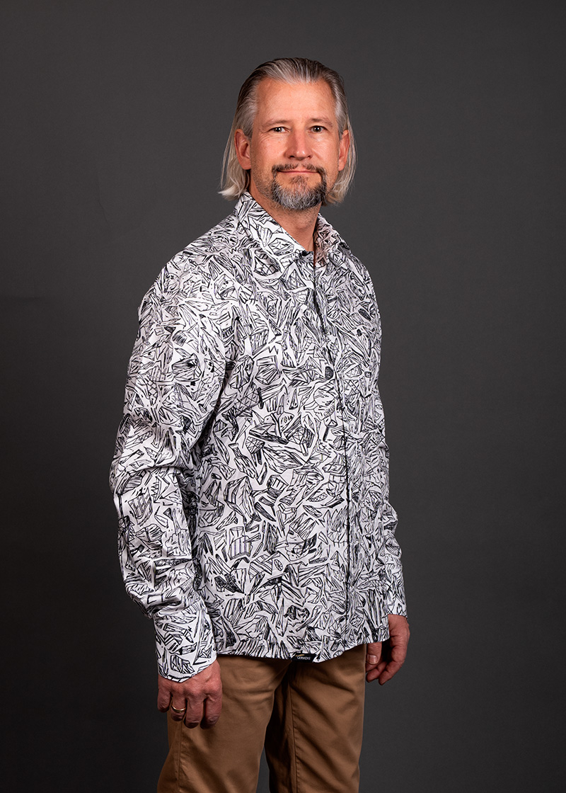 Camisa de hombre en blanco y negro «LIEBESLIED» de GERMENS artfashion - 100 % algodón - Fabricada en Alemania