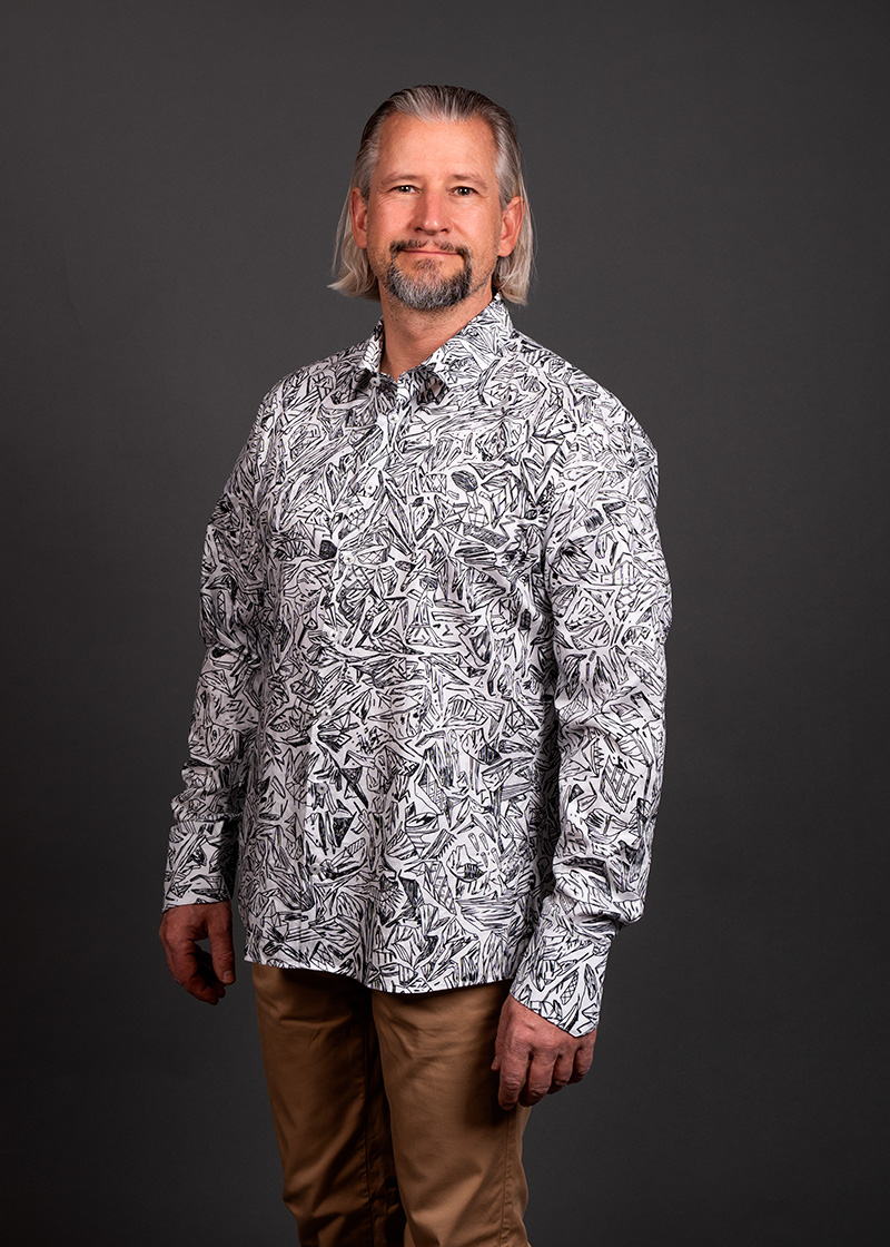 Camisa de hombre en blanco y negro «LIEBESLIED» de GERMENS artfashion - 100 % algodón - Fabricada en Alemania