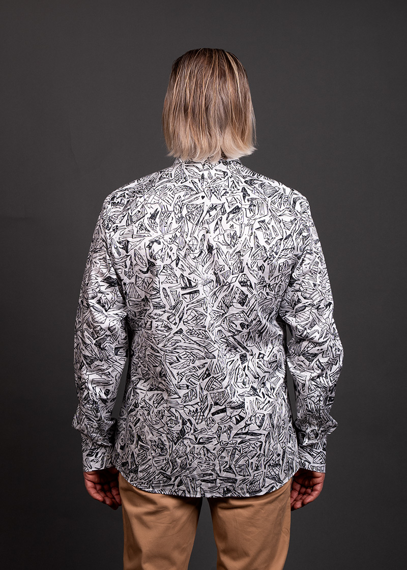 Camisa de hombre en blanco y negro «LIEBESLIED» de GERMENS artfashion - 100 % algodón - Fabricada en Alemania