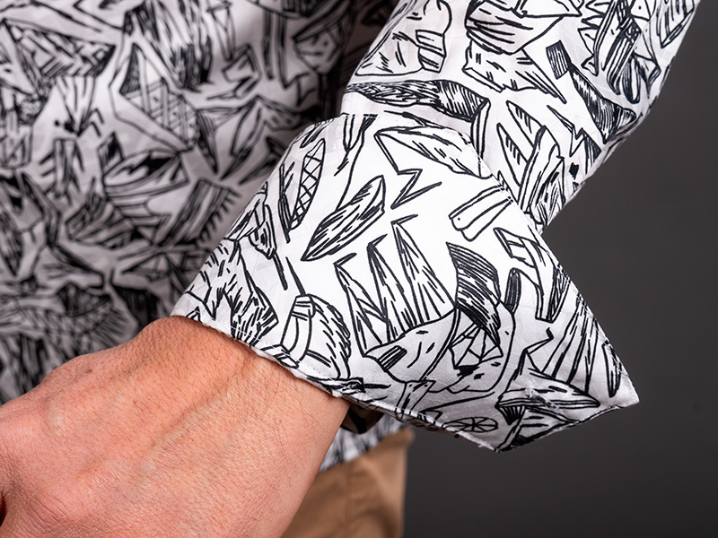 Camisa de hombre en blanco y negro «LIEBESLIED» de GERMENS artfashion - 100 % algodón - Fabricada en Alemania
