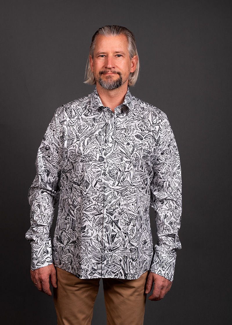 Camisa de hombre en blanco y negro «LIEBESLIED» de GERMENS artfashion - 100 % algodón - Fabricada en Alemania