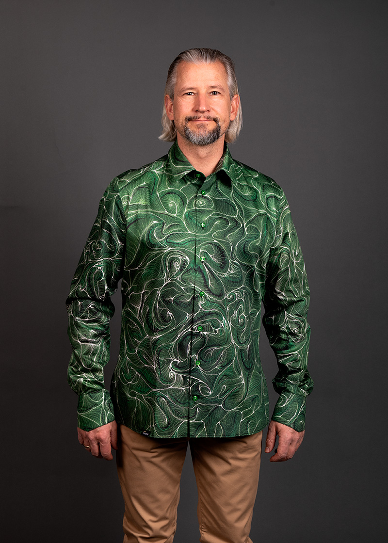 Camisa verde para hombre CONCHIFERA FOREST de GERMENS artfashion - 100 % algodón - Fabricada en Alemania