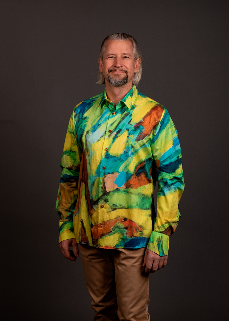 Camisa verde para hombre «LANDSCAPE WITH RIVER» de GERMENS artfashion - 100 % algodón - Fabricada en Alemania