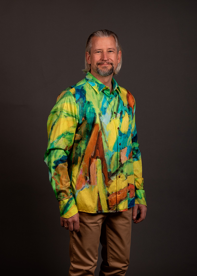 Camisa verde para hombre «LANDSCAPE WITH RIVER» de GERMENS artfashion - 100 % algodón - Fabricada en Alemania