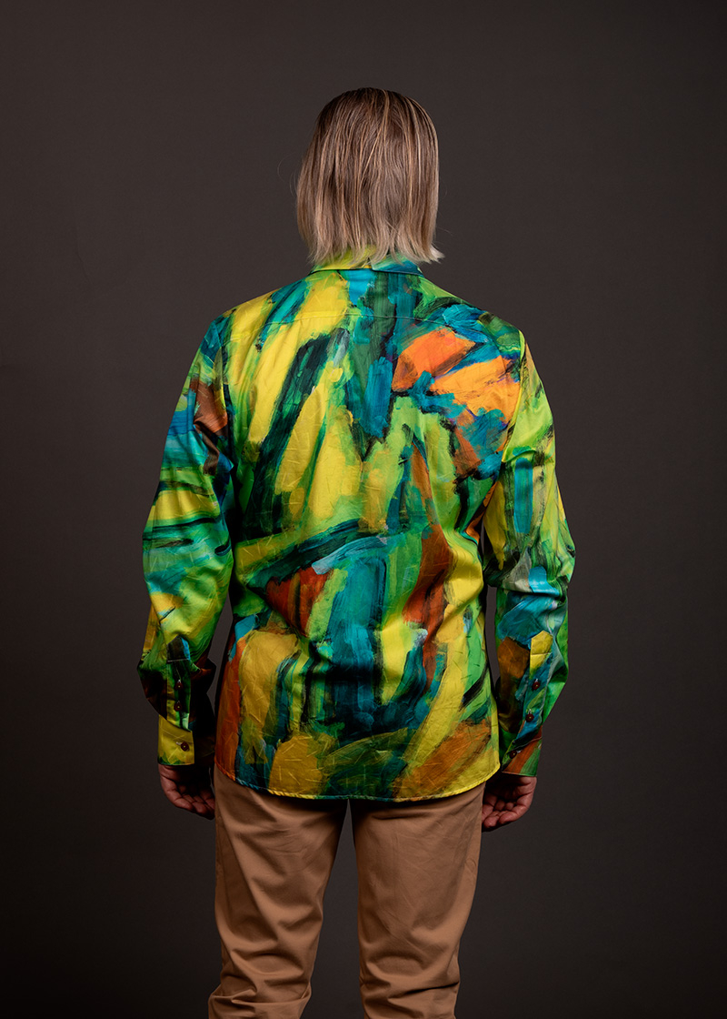 Camisa verde para hombre «LANDSCAPE WITH RIVER» de GERMENS artfashion - 100 % algodón - Fabricada en Alemania