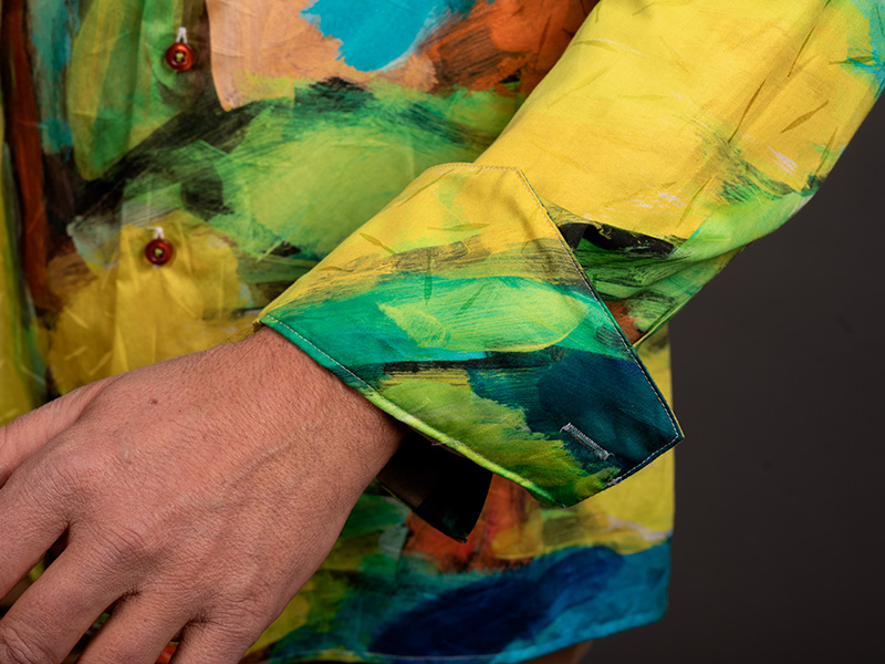 Camisa verde para hombre «LANDSCAPE WITH RIVER» de GERMENS artfashion - 100 % algodón - Fabricada en Alemania