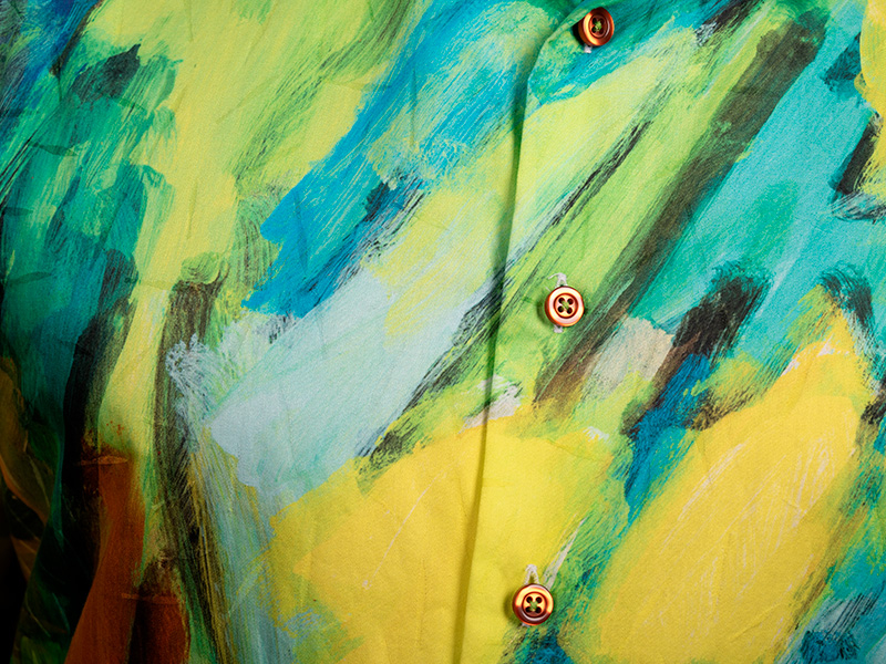 Camisa verde para hombre «LANDSCAPE WITH RIVER» de GERMENS artfashion - 100 % algodón - Fabricada en Alemania