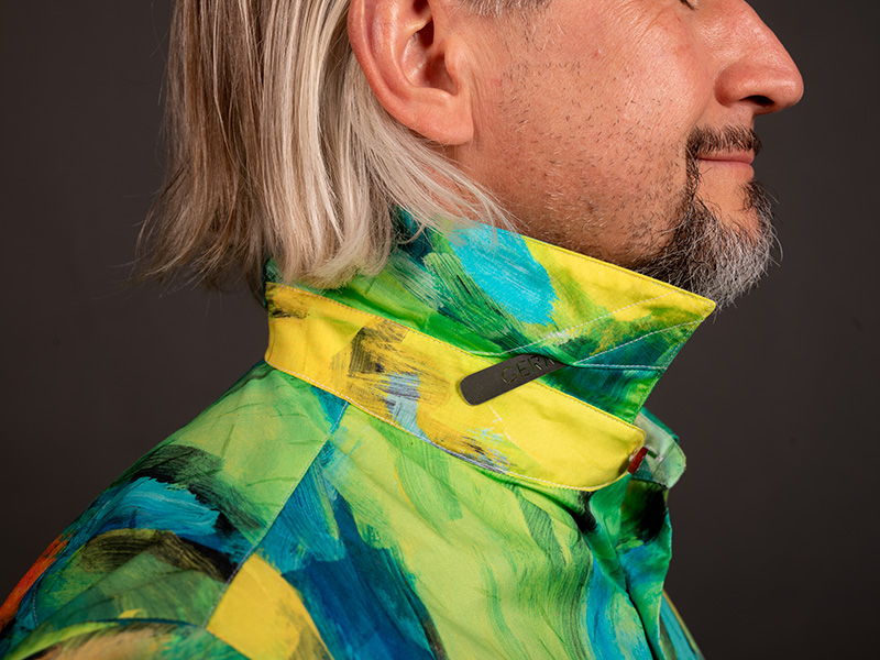 Camisa verde para hombre «LANDSCAPE WITH RIVER» de GERMENS artfashion - 100 % algodón - Fabricada en Alemania