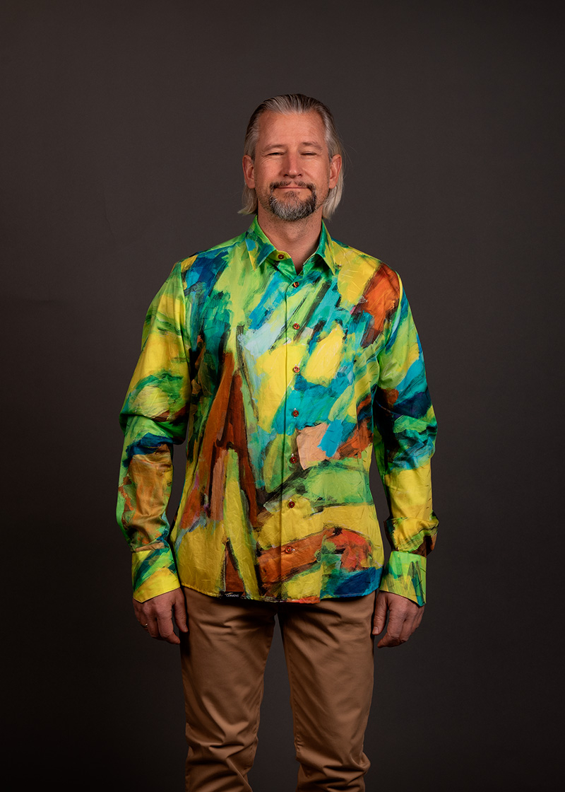 Camisa verde para hombre «LANDSCAPE WITH RIVER» de GERMENS artfashion - 100 % algodón - Fabricada en Alemania
