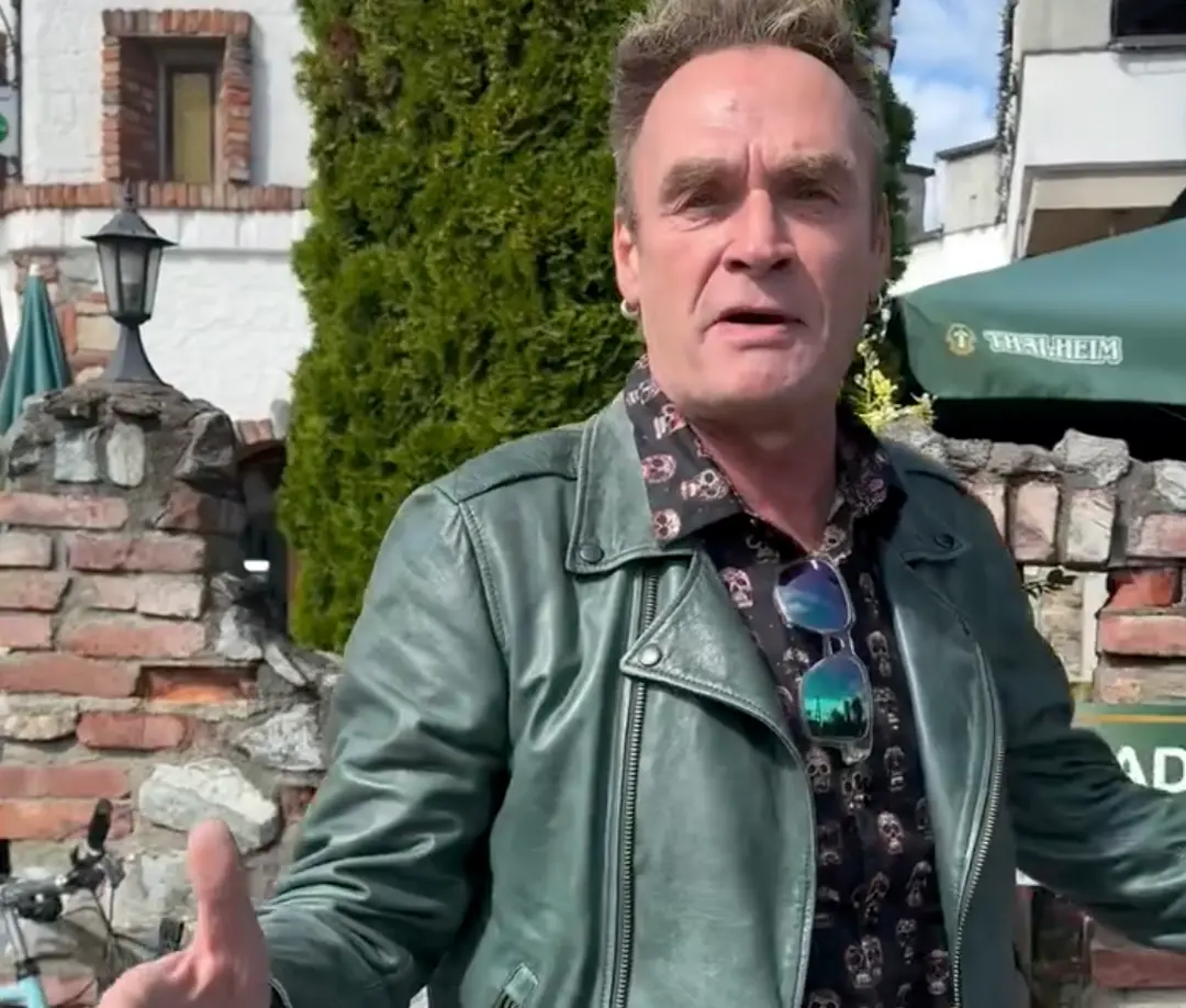Eddie Mielke con la camiseta de GERMENS «MUERTE BRILLANTE»